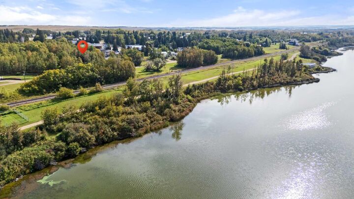 Property Photo: 515 Railway Avenue AB T0B 1M0