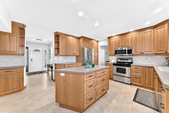 Property Photo:  12 Cantrell Bay SW  AB T2W 2C2 