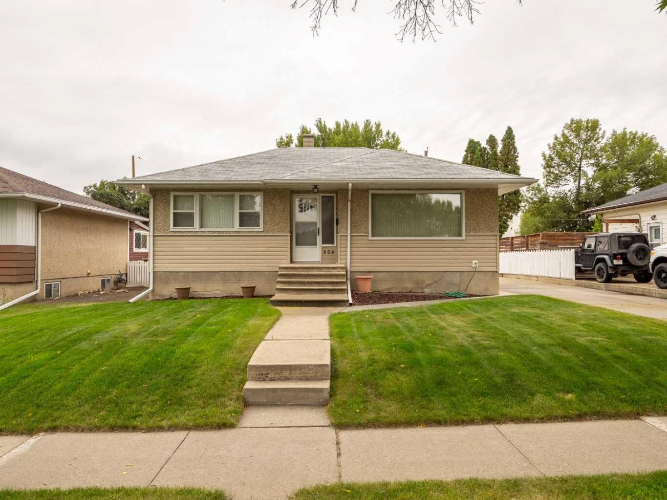 Property Photo:  824 Stafford Drive N  AB T1H 2B6 