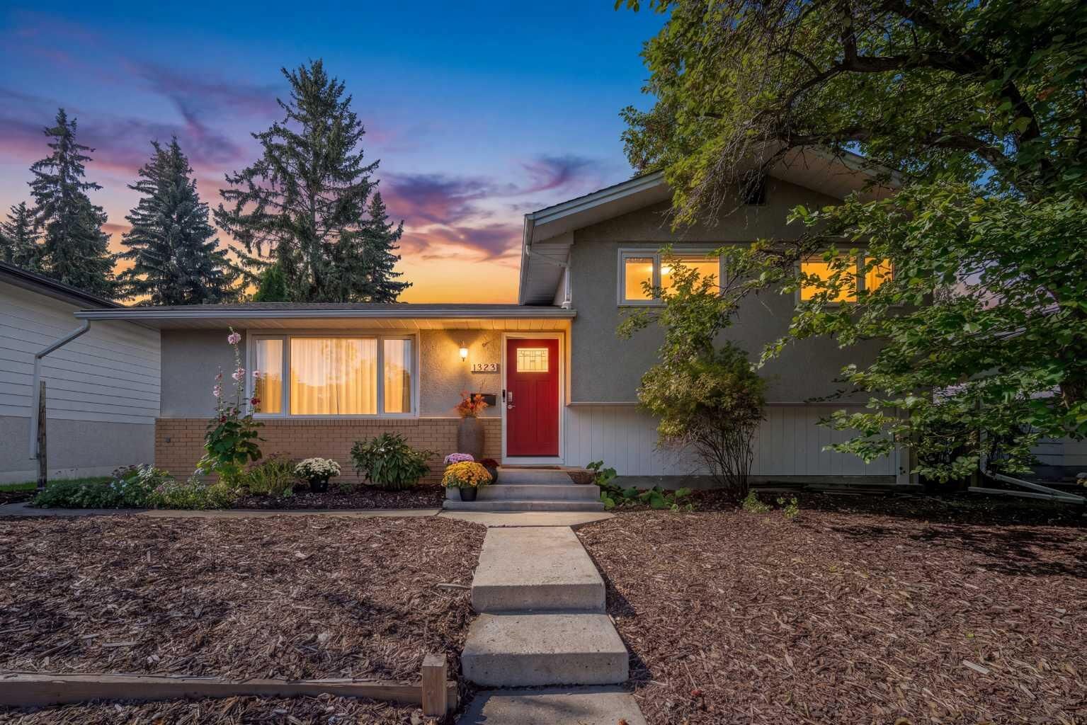 Property Photo:  1323 University Drive NW  AB T2N 3Y8 