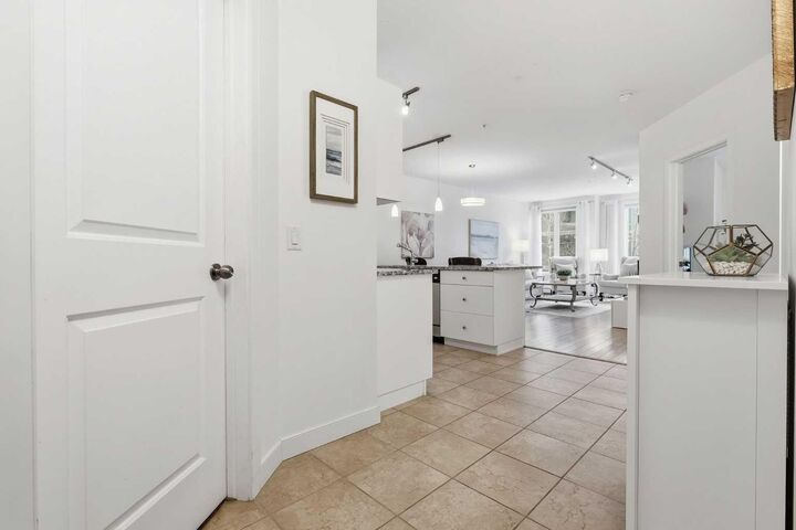 Property Photo:  328 21 Avenue SW 210  AB T2S 0G8 