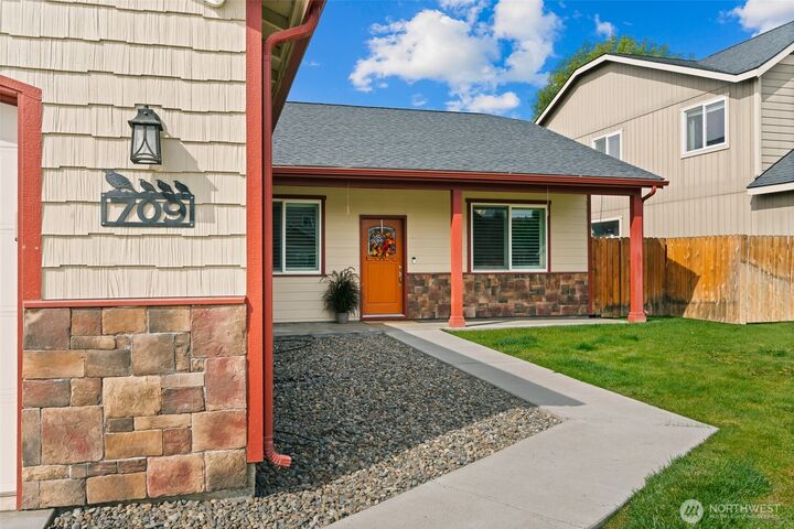 Property Photo: 709 S Cypress Court WA 98926