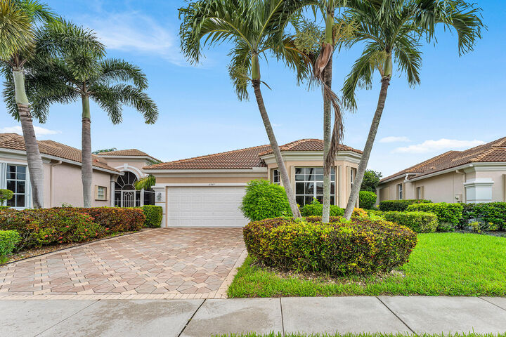 Property Photo: 6947 Fairway Lakes Drive FL 33472
