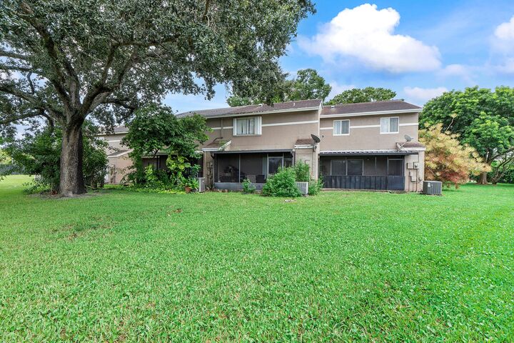 Property Photo: 1469 Sussex Drive FL 33068