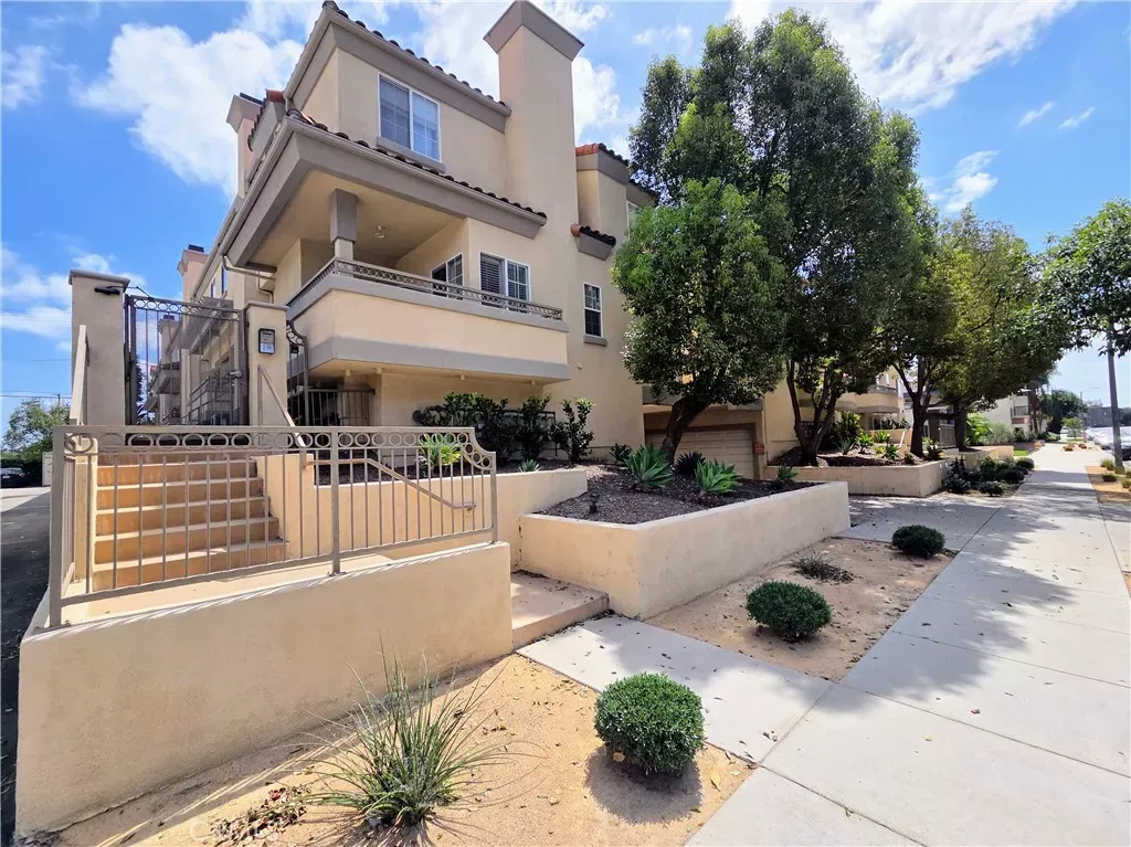 Property Photo:  3546 Linden Avenue 6  CA 90807 