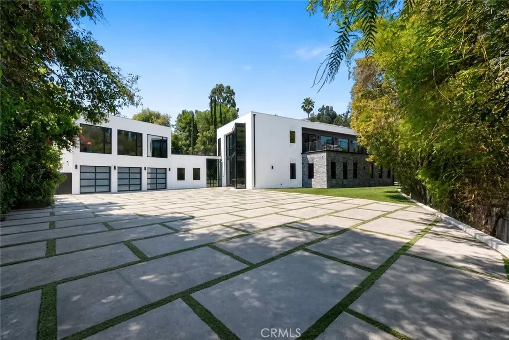Property Photo:  4653 Vanalden Avenue  CA 91356 