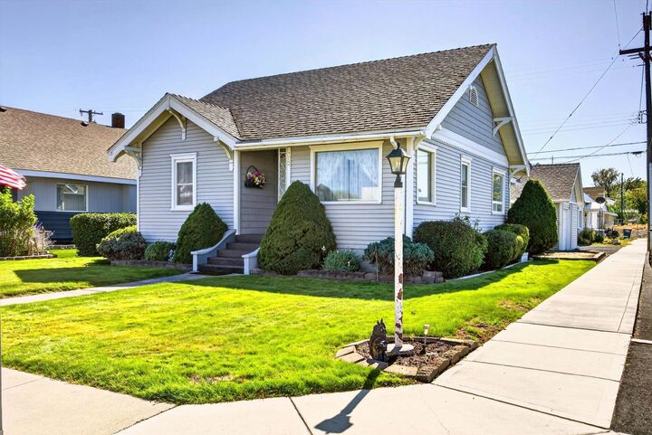 Property Photo:  102 E 1st Ave  WA 99159 