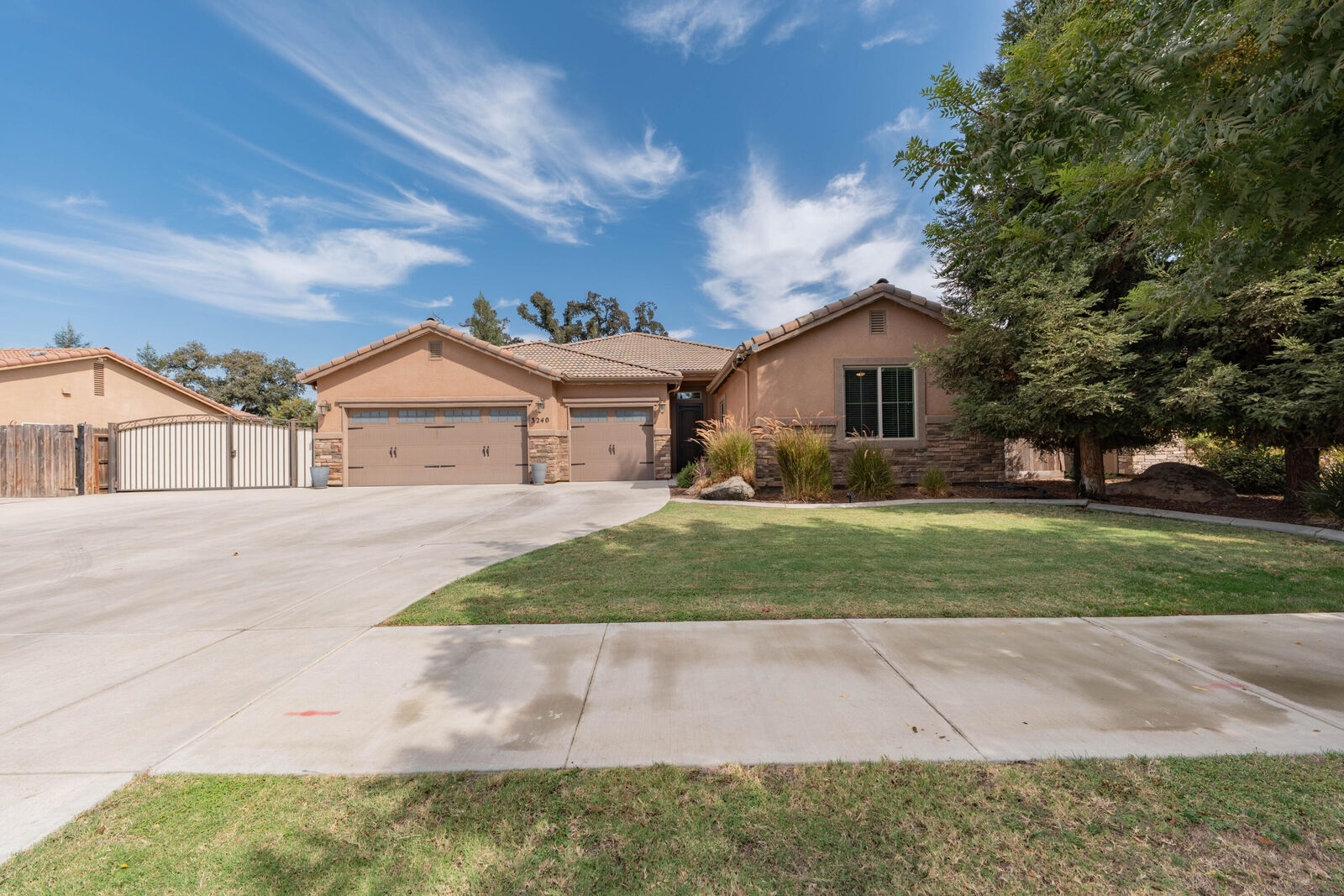 Property Photo:  3240 W Lark Avenue  CA 93291 