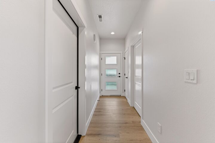 Property Photo: 254 N Dewberry Pl WA 99336