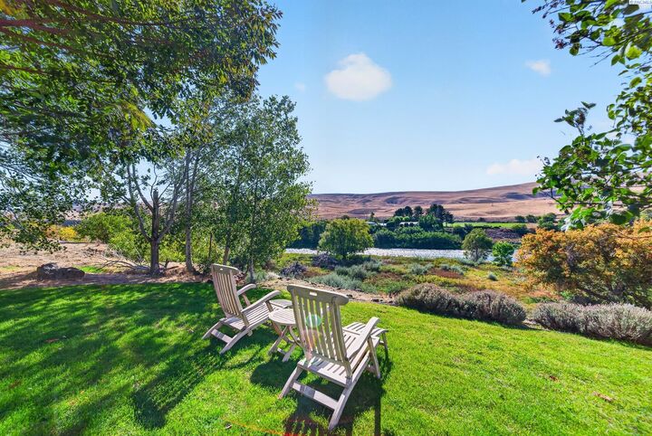 Property Photo: 87207 W 134 Pr NW WA 99350