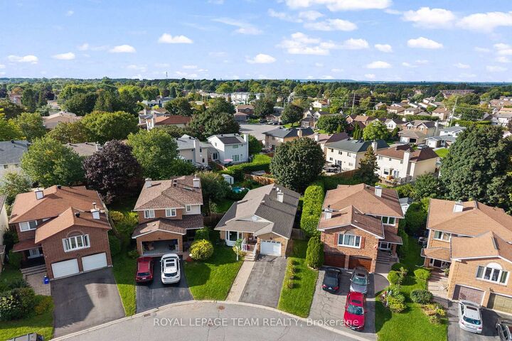 Property Photo:  20 Pickwick Drive  ON K2J 3H7 