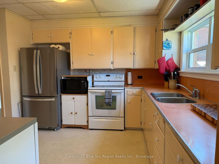 Property Photo:  161 Fifth Avenue E  ON P1B 1N5 