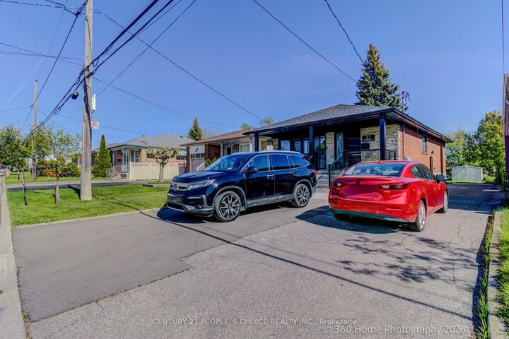 Property Photo:  37 Bentworth Avenue Upper  ON M6A 1P1 