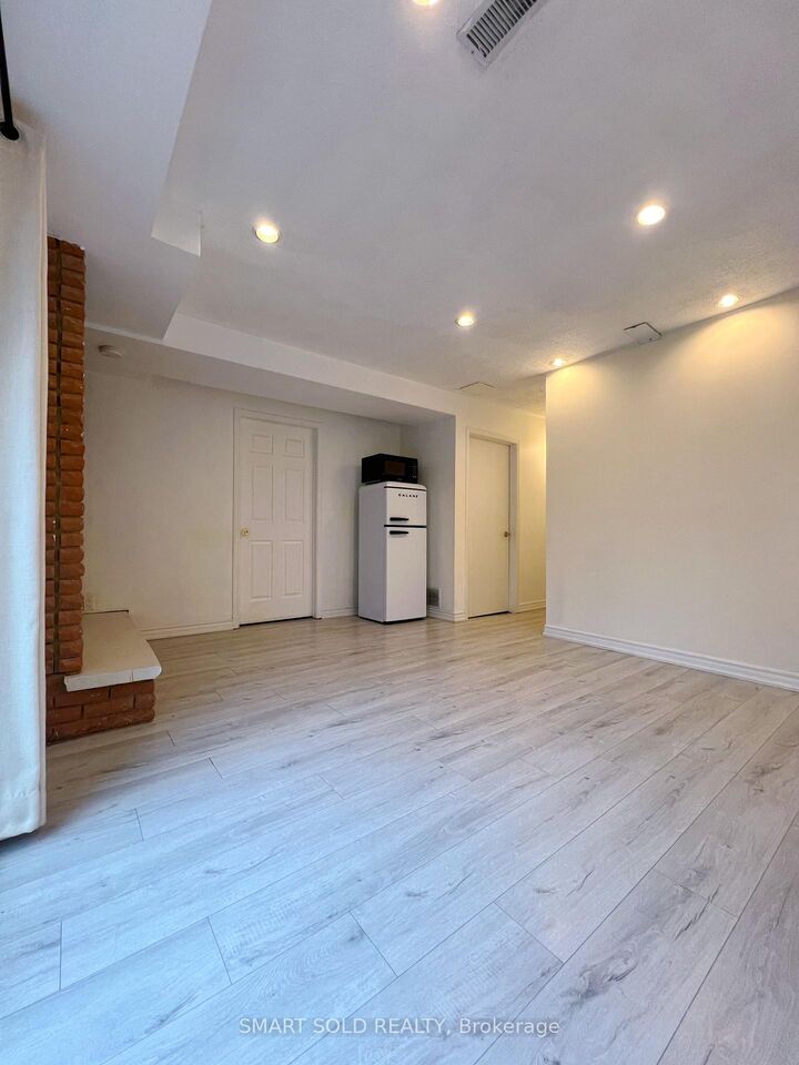 Property Photo: 171 Angus Drive Main ON M2J 2W9