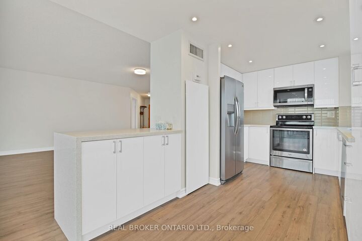 Property Photo:  5 Concorde Place 3301  ON M3C 3M8 