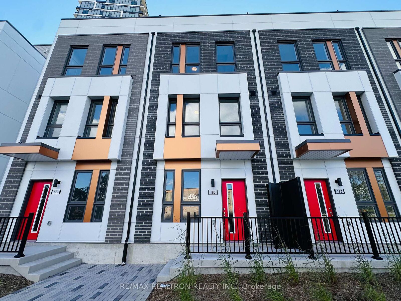 Property Photo: 180 Anderson Avenue Th9 ON L6E 0W5