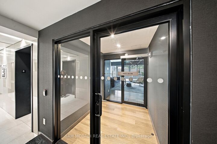 Property Photo:  4065 Confederation Parkway 3702  ON L5B 0L4 