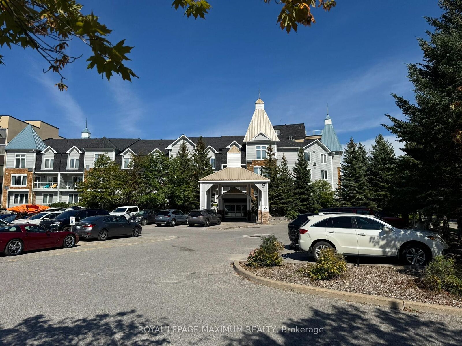 Property Photo: 9 Harbour Street 6112/6114 ON L9Y 5B5