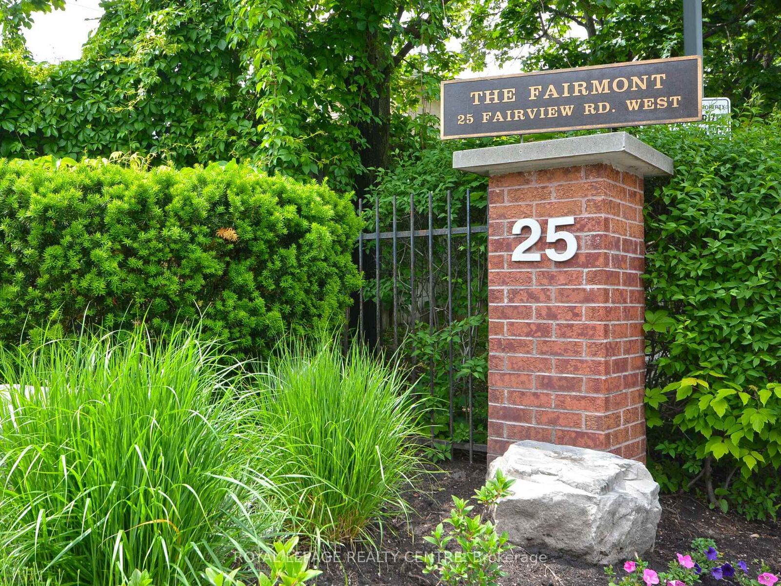 Property Photo:  25 Fairview Road W 807  ON L5B 3Y8 