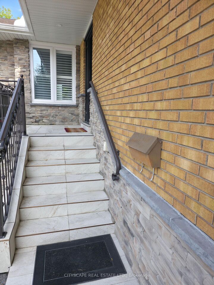 Property Photo:  2543 Rugby Road  ON L5B 1T1 