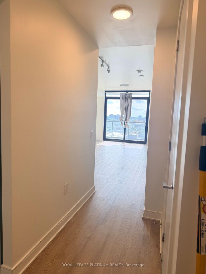 Property Photo:  86 Dundas Street E 819  ON L5A 1W4 