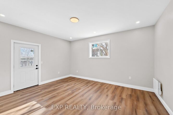 Property Photo:  81 St Charles Street Unit B  ON K8P 2W5 