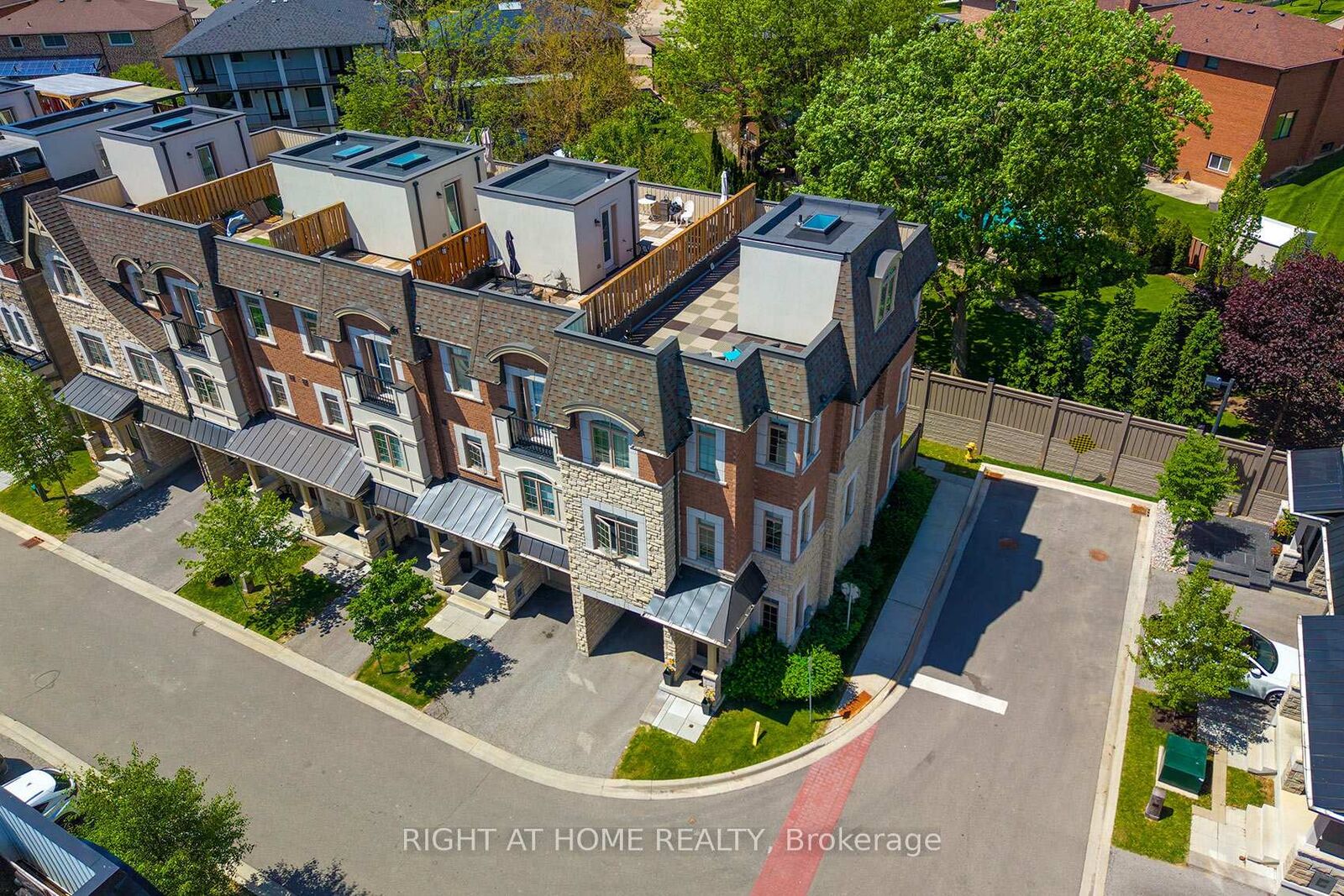 Property Photo:  2 Queen Mary Court  ON L4L 0H9 