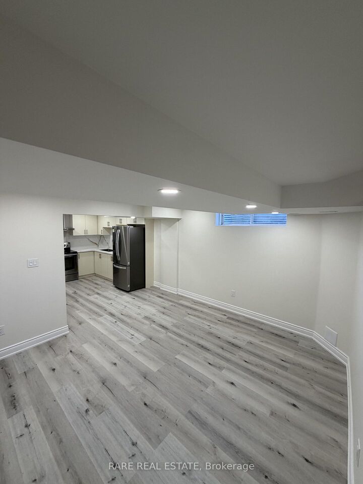 Property Photo:  6 Country Ridge Court Lower  ON L6P 3S2 