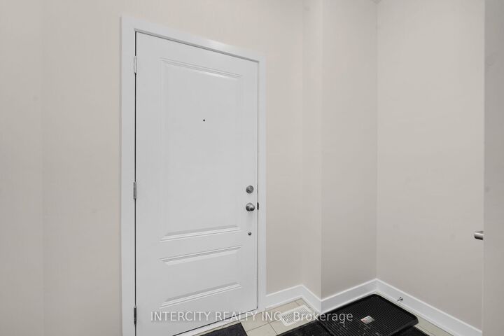 Property Photo:  100 Walden Drive Blk 7 Unit 3  ON L9V 3Y1 