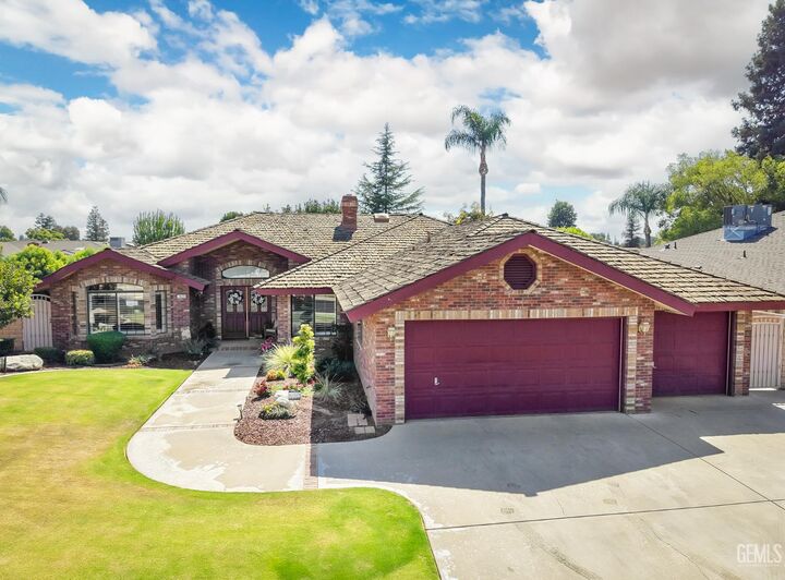 Property Photo: 7409 Lovetta Drive CA 93308