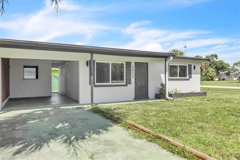Property Photo:  2423 Jeffcott St  FL 33901 