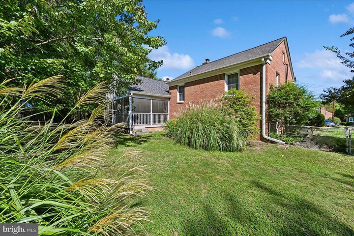 Property Photo:  6112 Fox Hill Street  VA 22150 