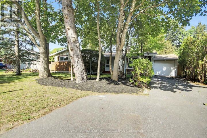 Property Photo:  11 Wallford Way  ON K2E 6B1 