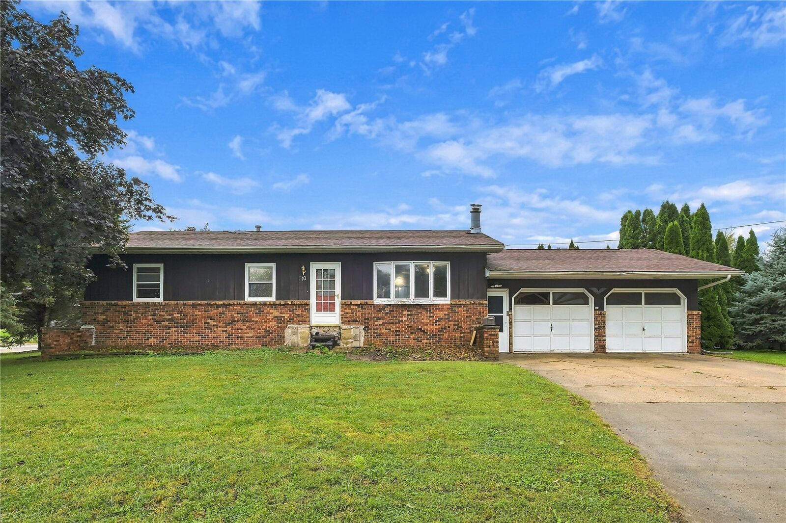 Property Photo:  310 E 5th Street  IA 52339 