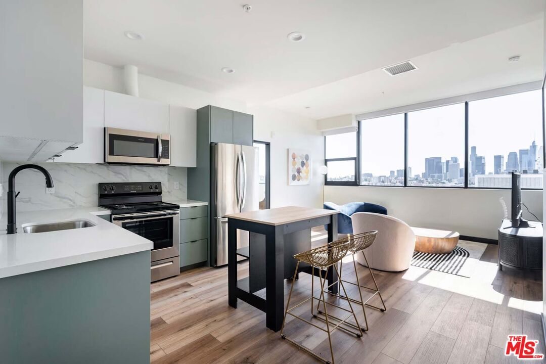 Property Photo:  2500 Wilshire Blvd, Unit 623  CA 90057 