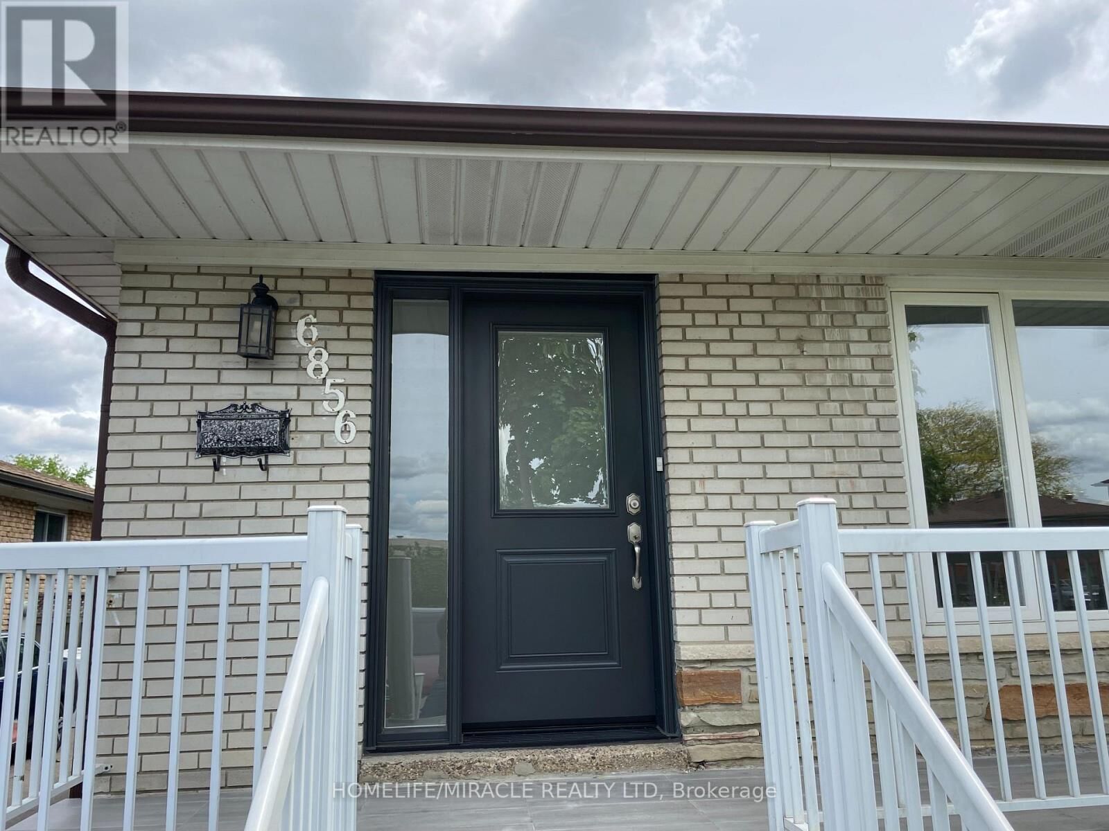 Property Photo:  6856 Darcel Avenue  ON L4T 2W5 