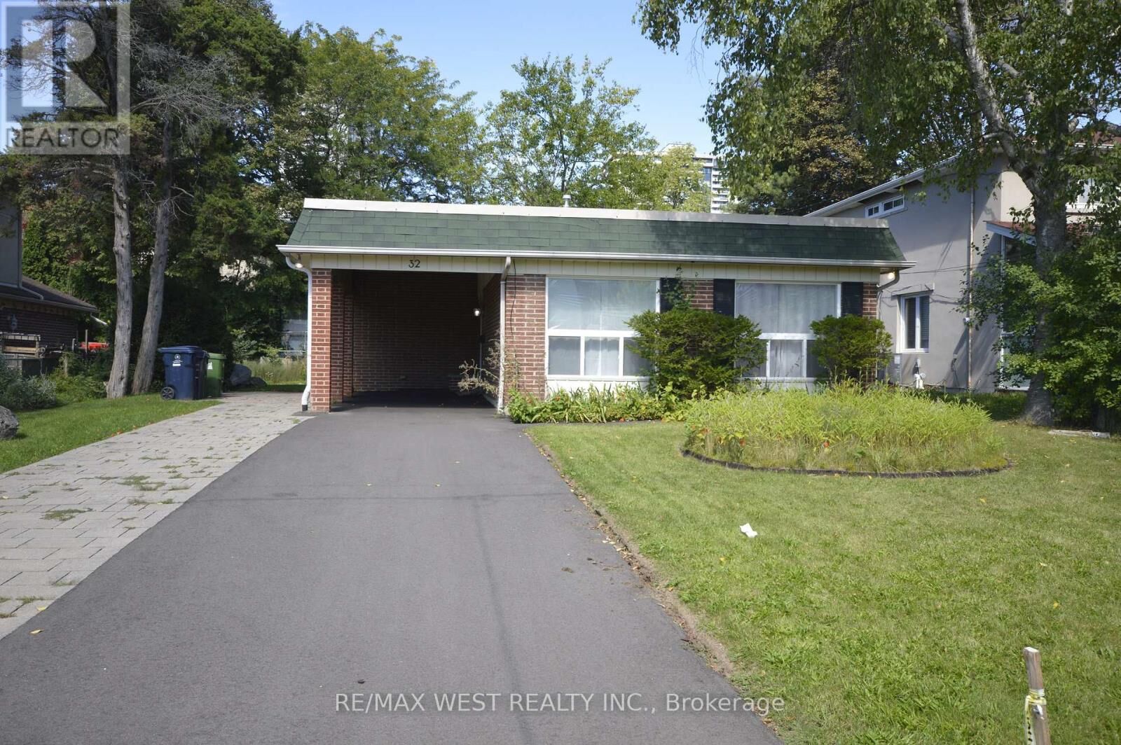 Property Photo:  32 Axsmith Crescent  ON M2J 3K3 