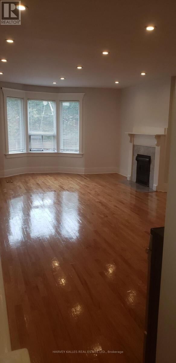 Property Photo:  226 Ashworth Avenue Upper  ON M6G 2A7 