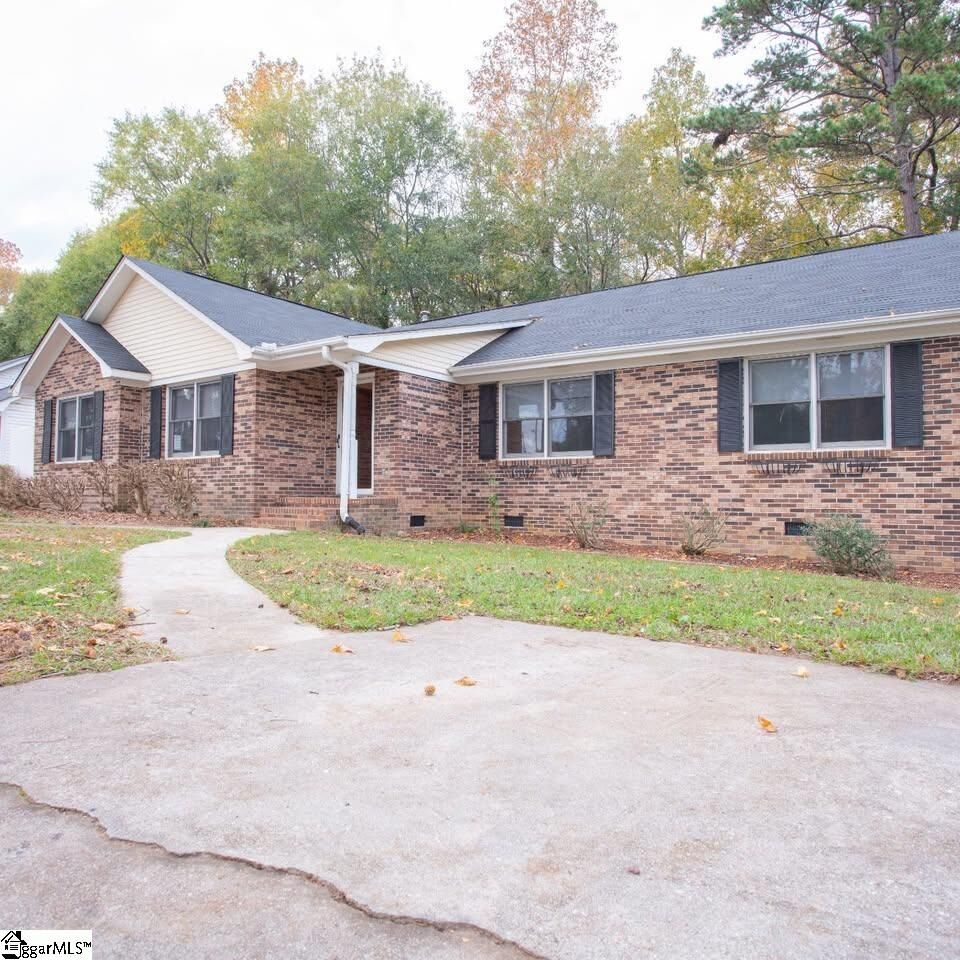 Property Photo: 303 Jonesville Road SC 29680