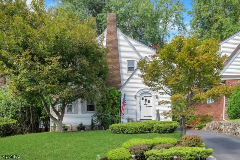 Property Photo: 9 Sherwood Pl NJ 07052