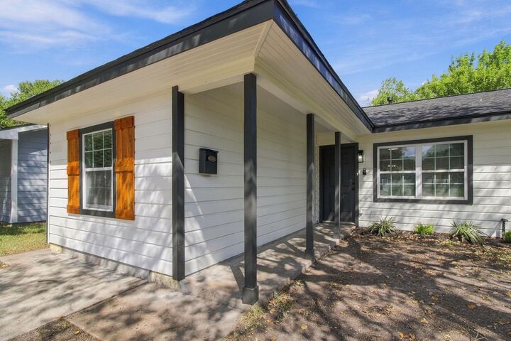 Property Photo:  6139 Westover Street  TX 77033 