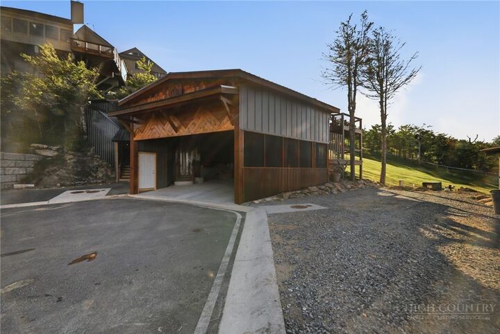 Property Photo: 141 Skiloft Road NC 28604