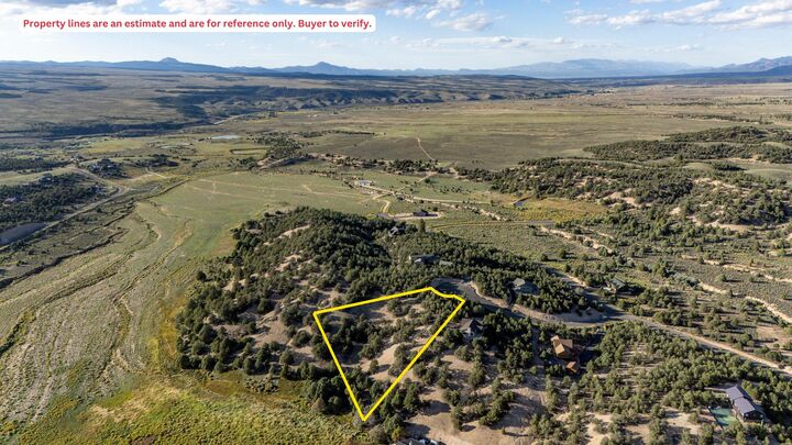 Property Photo: 2420 E Sunset Cir UT 84735