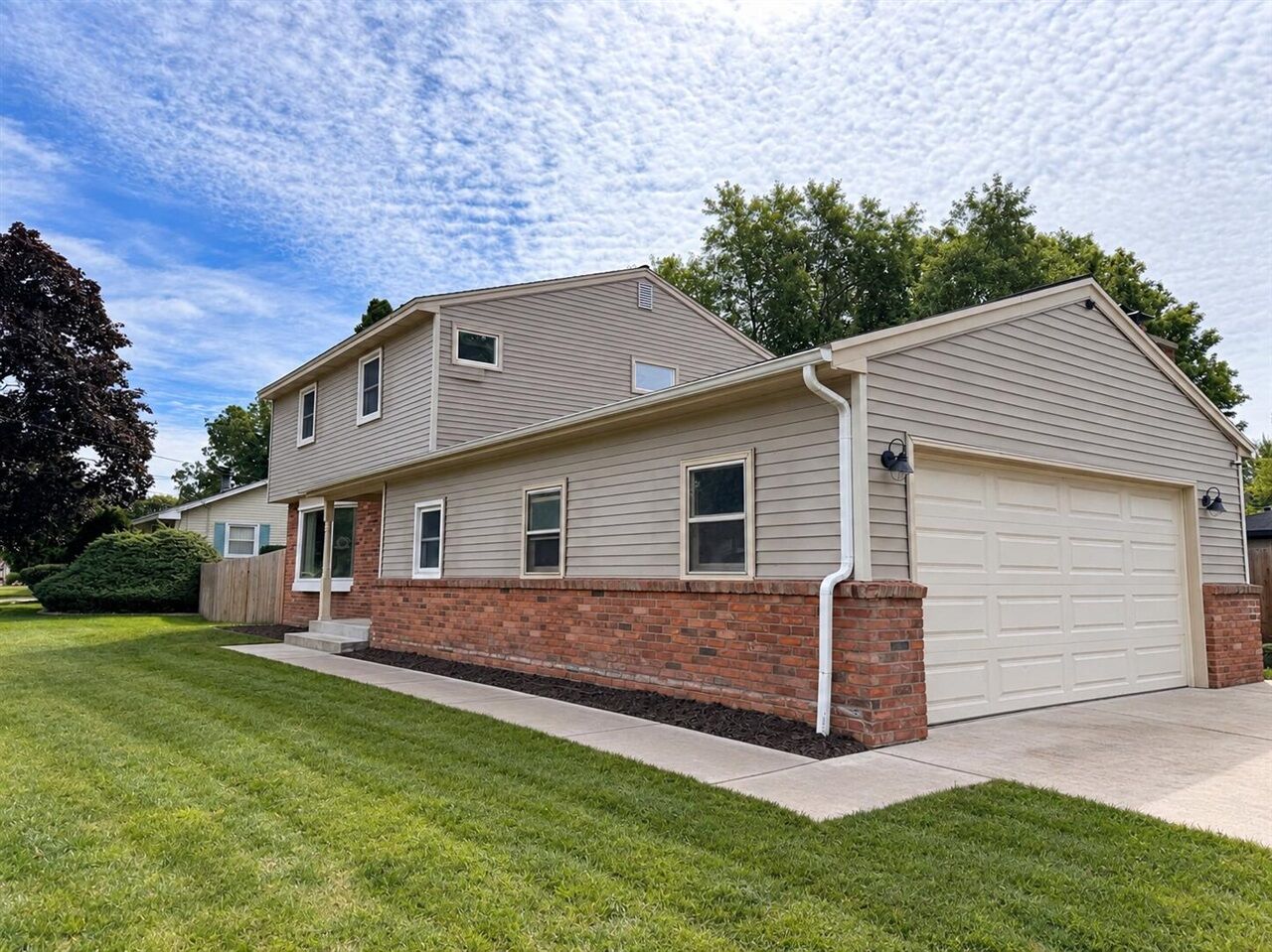 Property Photo: 2089 Southwood Avenue MI 49441-3683