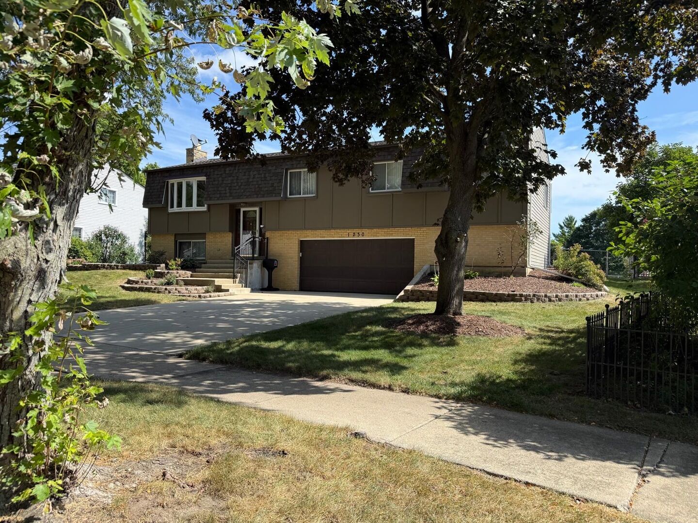 Property Photo: 1230 Durham Drive IL 60189