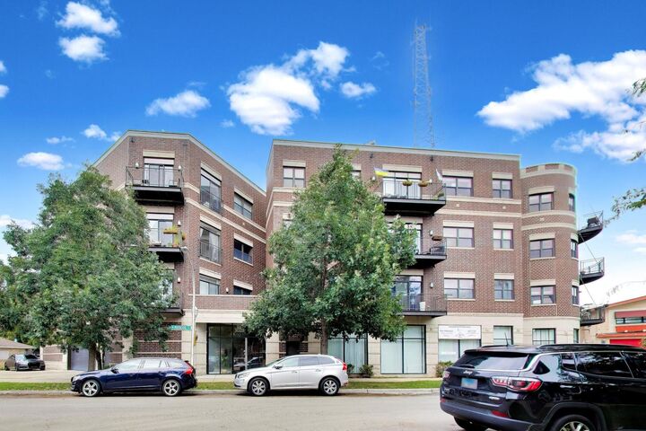 Property Photo: 3028 W Roscoe Street 203 IL 60618
