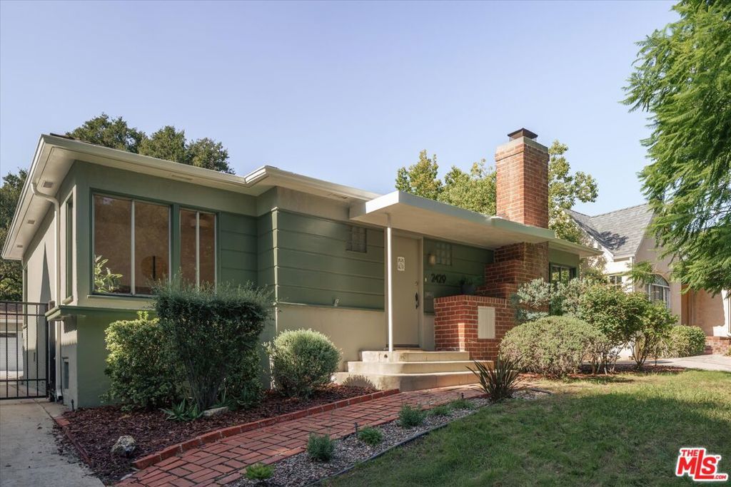 Property Photo: 2429 E Glenoaks Boulevard CA 91206