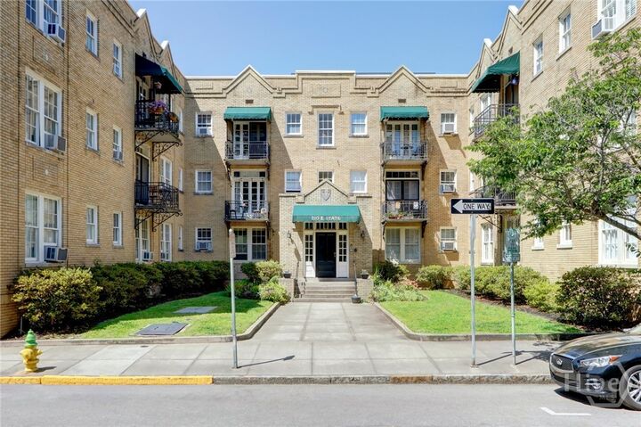 Property Photo:  210 E State Street 20  GA 31401 