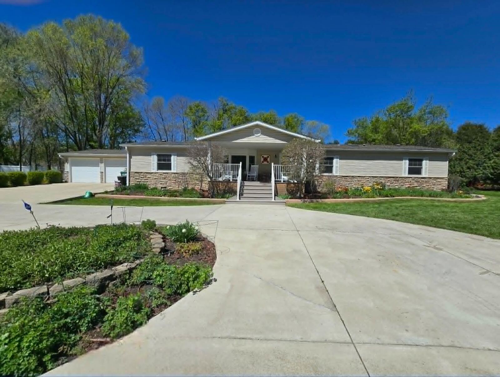 Property Photo: 324 W 7th Street MN 55355