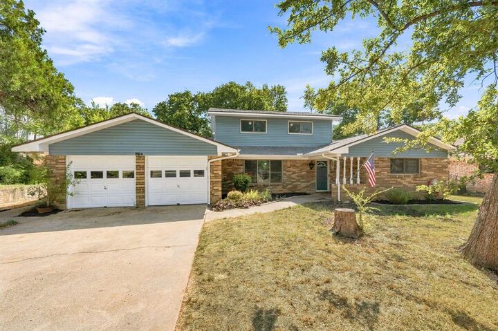 Property Photo:  924 Wade Drive  TX 76022 